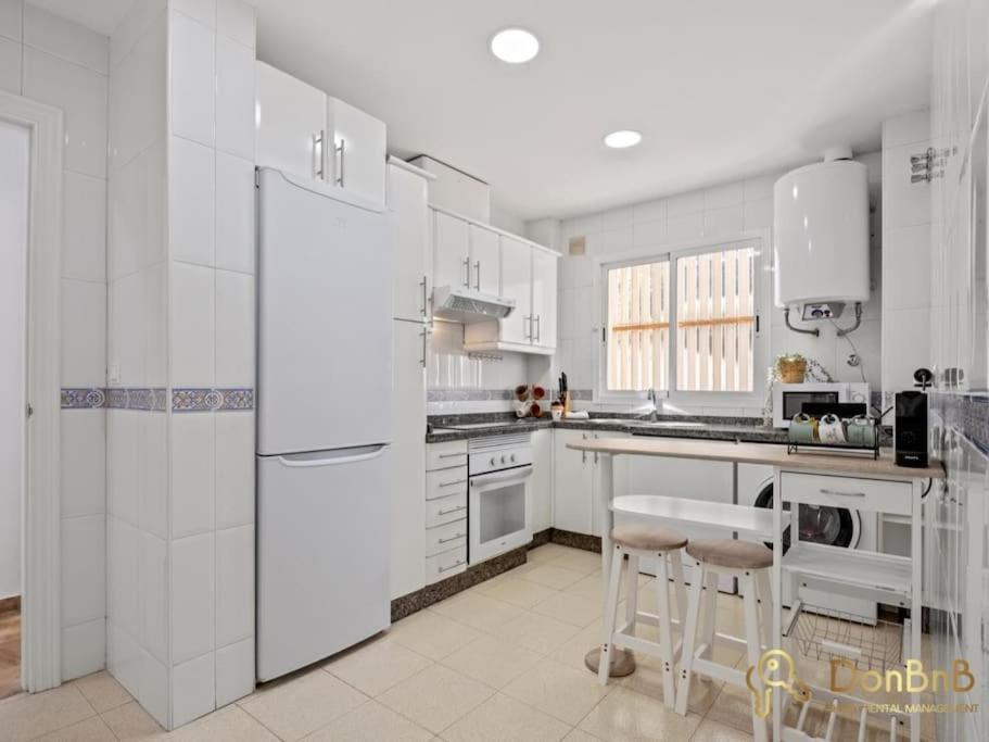 Apartamento Cerca De La Playa En Las Lagunas De Mijas フエンヒロラ エクステリア 写真