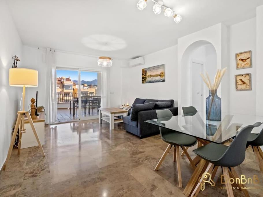 Apartamento Cerca De La Playa En Las Lagunas De Mijas フエンヒロラ エクステリア 写真