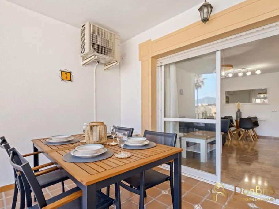 Apartamento Cerca De La Playa En Las Lagunas De Mijas フエンヒロラ エクステリア 写真