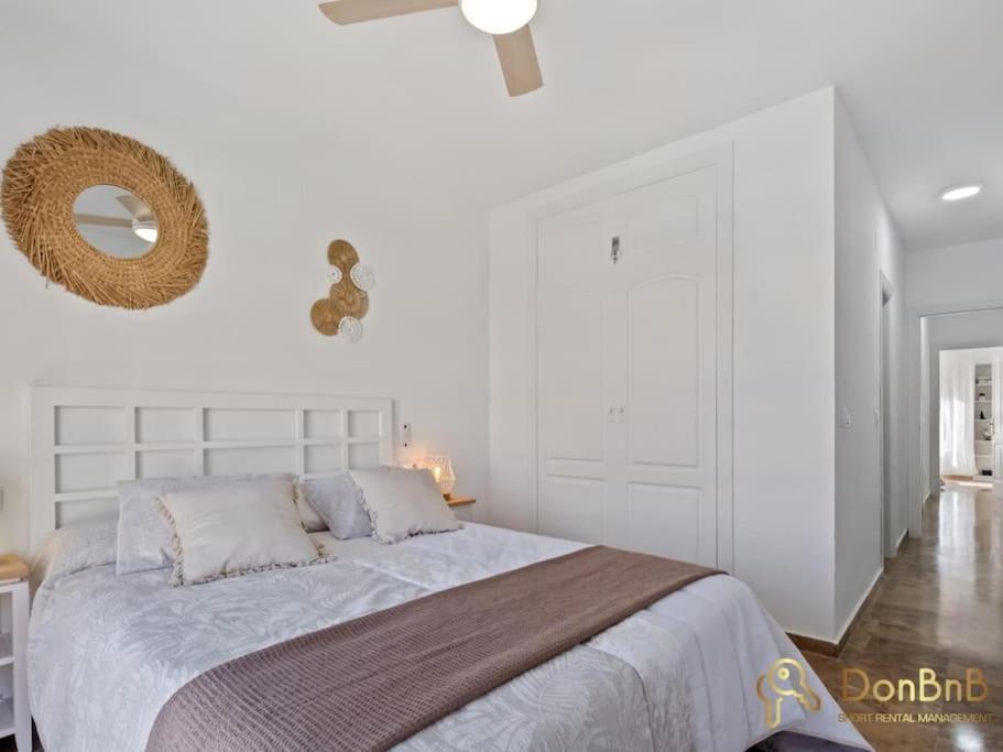 Apartamento Cerca De La Playa En Las Lagunas De Mijas フエンヒロラ エクステリア 写真
