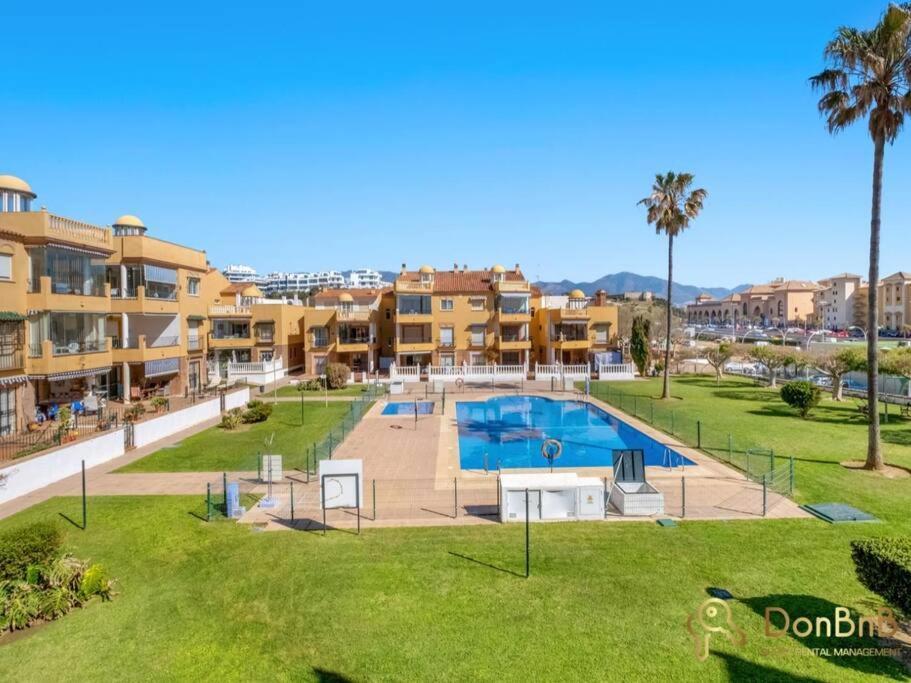 Apartamento Cerca De La Playa En Las Lagunas De Mijas フエンヒロラ エクステリア 写真