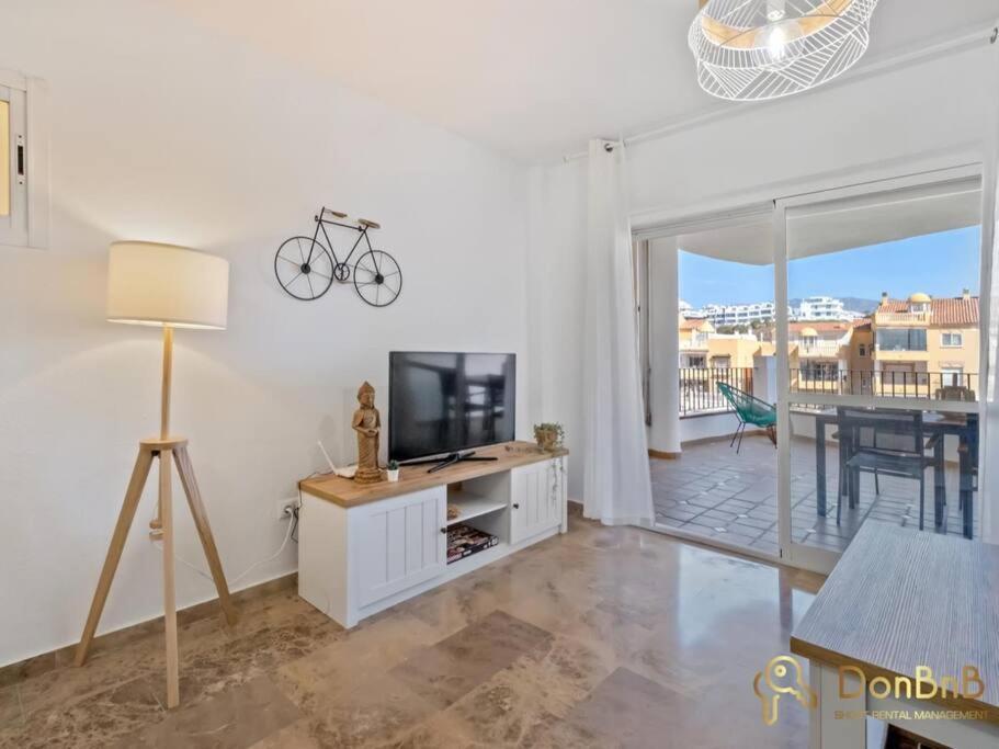 Apartamento Cerca De La Playa En Las Lagunas De Mijas フエンヒロラ エクステリア 写真