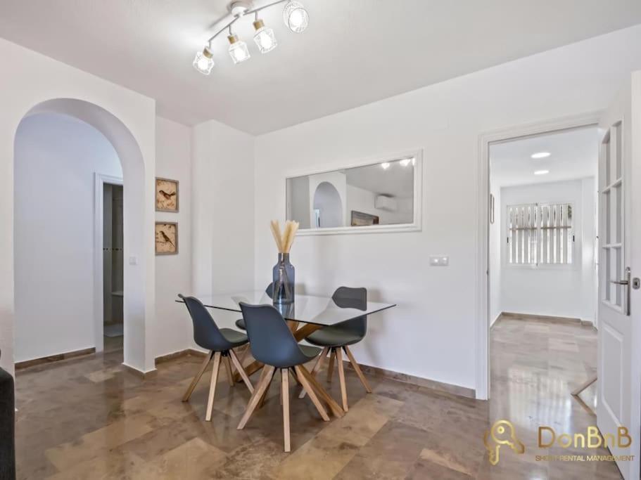 Apartamento Cerca De La Playa En Las Lagunas De Mijas フエンヒロラ エクステリア 写真