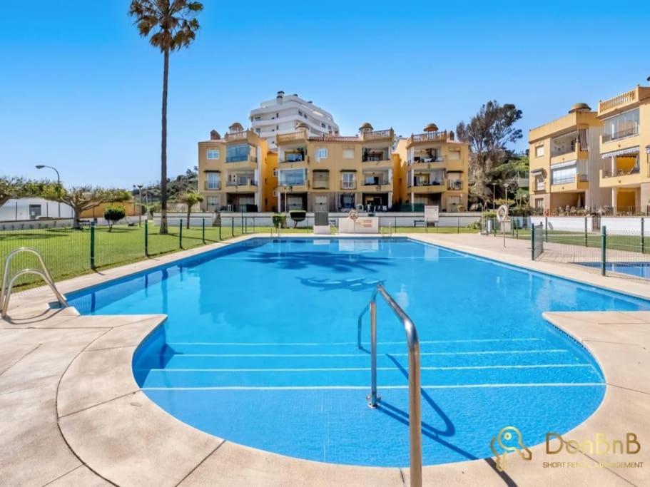 Apartamento Cerca De La Playa En Las Lagunas De Mijas フエンヒロラ エクステリア 写真