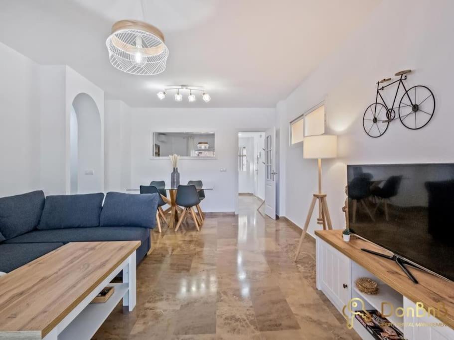 Apartamento Cerca De La Playa En Las Lagunas De Mijas フエンヒロラ エクステリア 写真