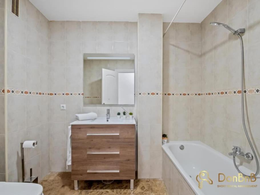 Apartamento Cerca De La Playa En Las Lagunas De Mijas フエンヒロラ エクステリア 写真